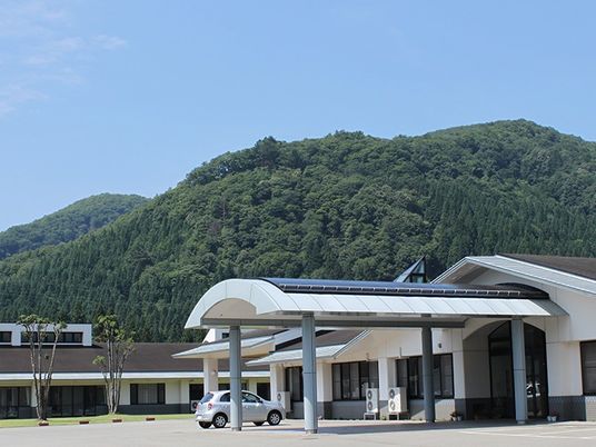 山を背にした外観  