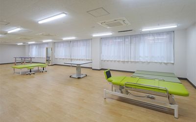 明るい広々とした機能訓練室