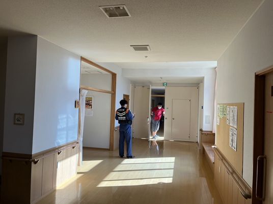 光が差し込む廊下