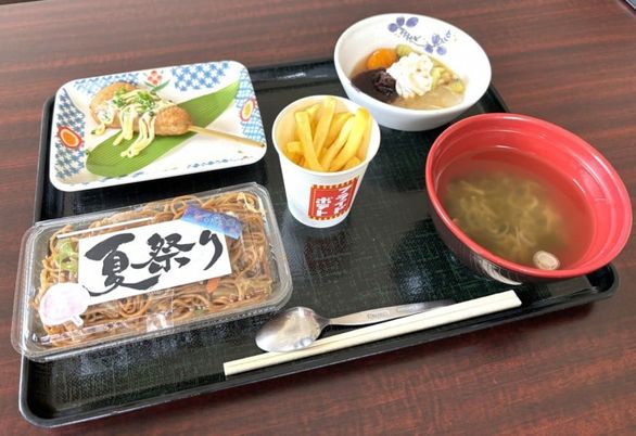 多様な料理の盛り付けトレー