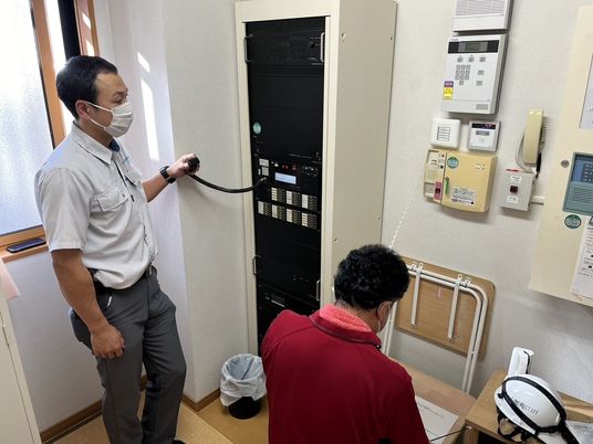 設備を操作するスタッフ