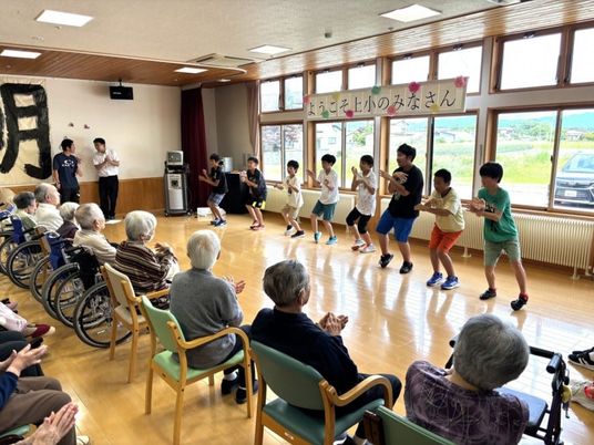 明るいフロアでの活動