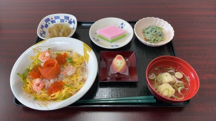食事トレイの和食