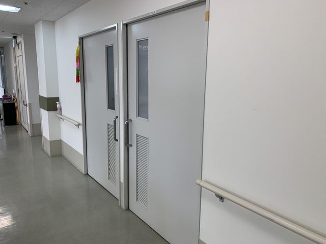 手すり付き廊下 廊下 手すりが設置された廊下では、安全に移動できる環境が整っています。職員が安心して働ける設計です。
