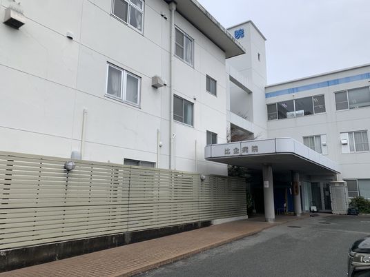 広い建物の外観
