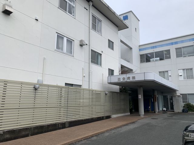 広い建物の外観 外観 清潔感のある白い建物は、緑が周囲に広がっており、静かで落ち着いた雰囲気です。