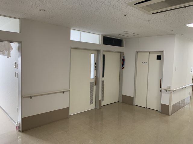 明るい廊下 廊下 広々とした明るい空間です。手すり付きで安全に移動が可能です。
