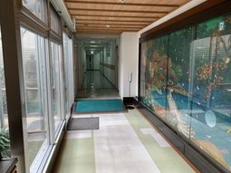 自然光が入る廊下