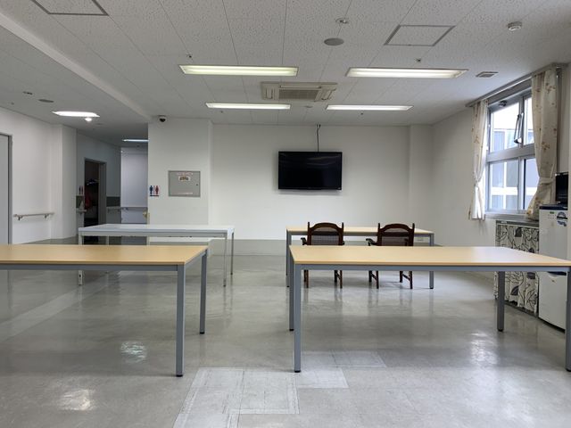 自然光の入る部屋 多目的室 広々とした空間で、自然光が心地よく差し込む部屋です。会議や交流の場として最適です。