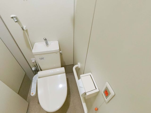 使いやすい設備のトイレ トイレ 清潔感のあるトイレには、手すりが設置されており、安全に配慮された設計です。