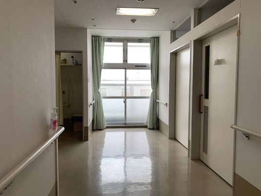 光差し込む廊下