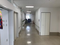 白い廊下の共用部