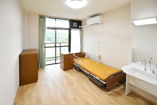 窓から緑が見える居室