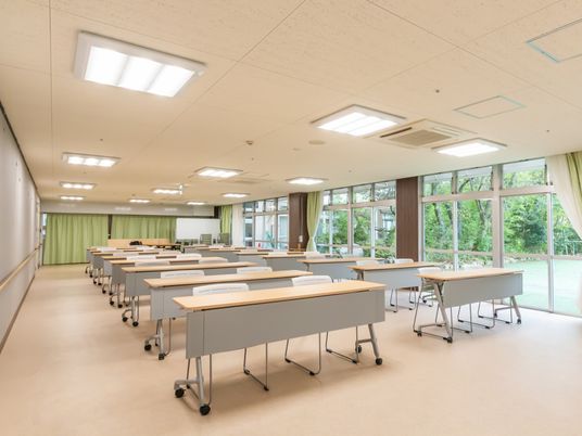 自然光が入る広い部屋