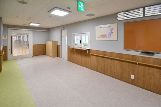 窓際の広い廊下