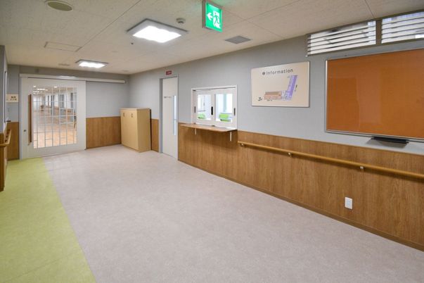 窓際の広い廊下