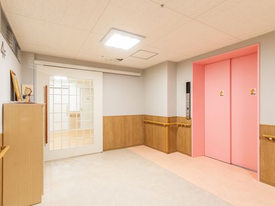 落ち着いた色調の廊下