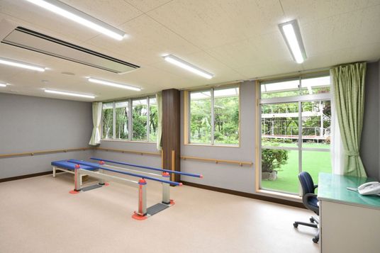 広い窓がある室内