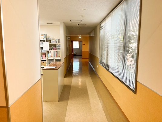 温もり感じる廊下空間