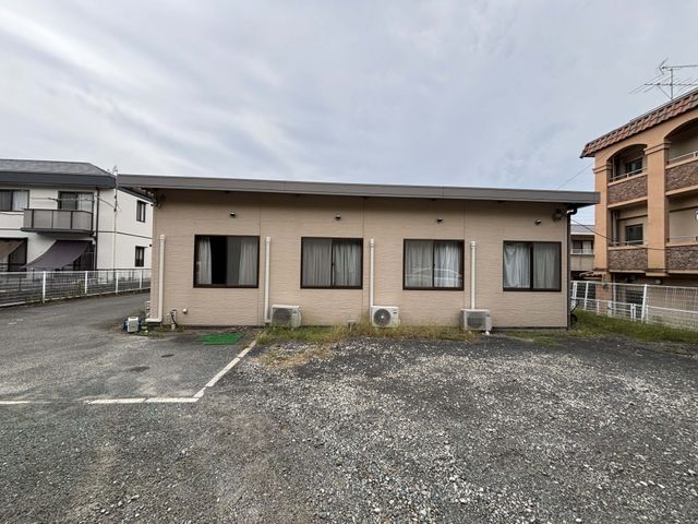 平屋の建物外観 外観 シンプルなデザインの平屋建物です。周囲に住宅が隣接しています。