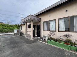 白い壁の外観