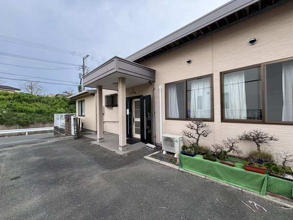 白い壁の外観