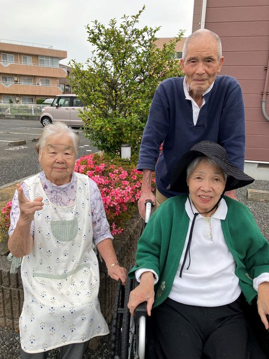 笑顔の利用者と庭