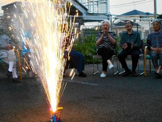 花火を楽しむ高齢者