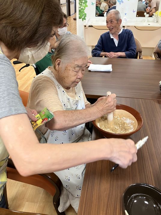手作業活動中の利用者
