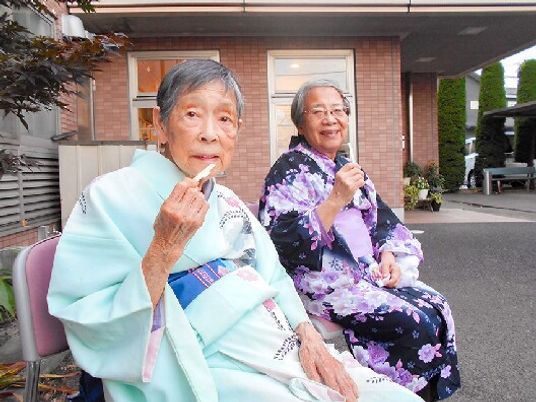 和服のお二人中庭