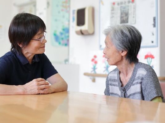 笑顔で会話する二人