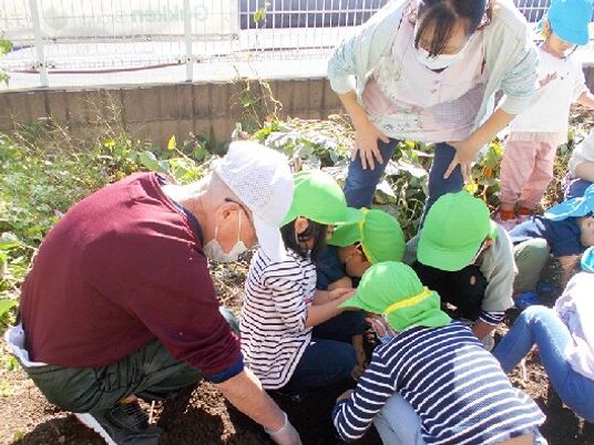 園芸活動をする人々