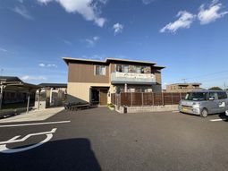 日差しが差し込む建物前