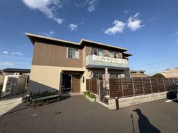 広い緑地の外観