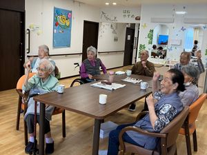 利用者の笑顔の多目的室