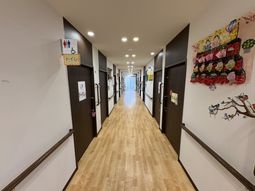 木目調の廊下
