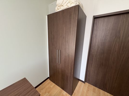 木製家具のある居室