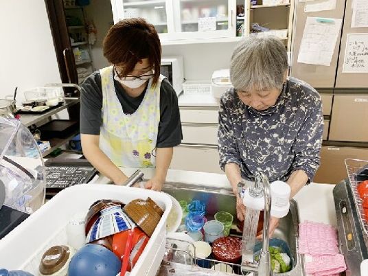 キッチンで活動する人々