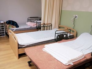 ベッドが並ぶ居室  
