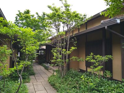 緑豊かな小道の庭