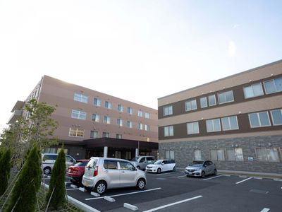 広々とした建物外観