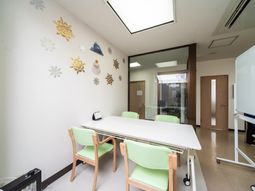 明るいミーティングスペース