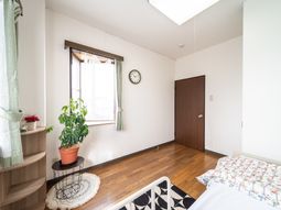 明るい居室の一角