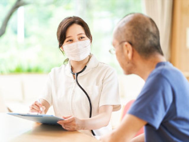 スタッフと利用者の会話 日常風景 職員が丁寧に対話する様子が伝わる場面です。このやりとりからは温かな雰囲気が感じられ、就業を考える方にとって参考になるでしょう。