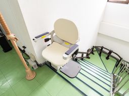 階段用の昇降機設備
