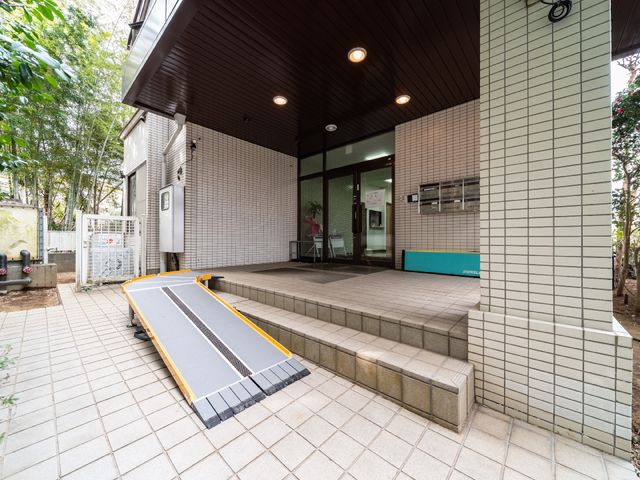 エントランスとスロープ 玄関 ゆるやかなスロープが設けられた入口です。車椅子の方も安心して出入りできるバリアフリー設計になっています。