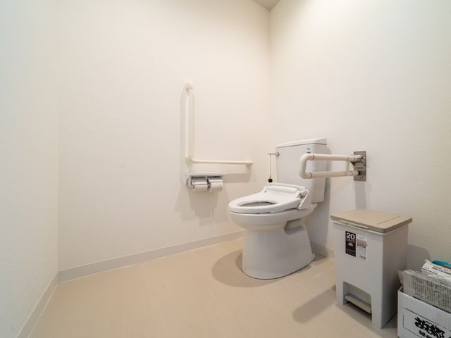 バリアフリートイレ設備 トイレ 手すり付きの清潔なトイレは、安全にご利用いただけるよう配慮されています。ゆったりとした空間で快適さも確保されております。