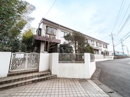 広々した建物の外観