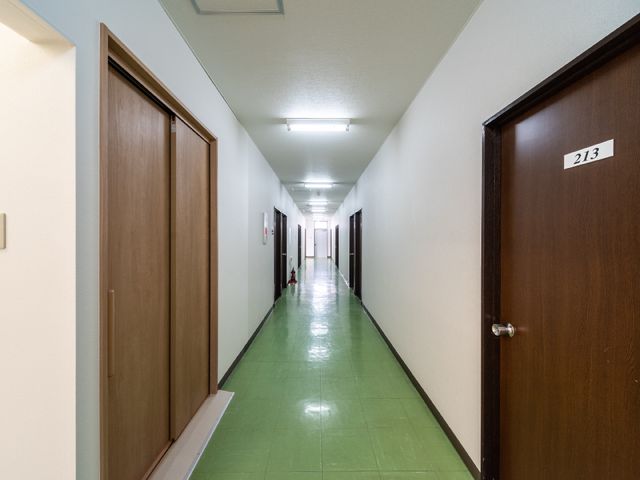清潔な長い廊下 廊下 清潔感あふれる廊下を備え、落ち着いた雰囲気で働ける環境です。スタッフの皆さんが利用者様の快適な毎日を支えています。