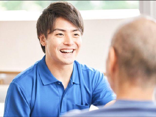 笑顔のスタッフと利用者 日常風景 笑顔で話すスタッフは、温かな人間関係を築くことを大切にしています。心地よい対話を通じて、皆様の生活を支援します。